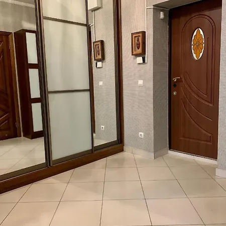 комфотна поруч з парком.