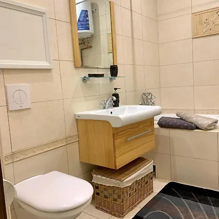 комфотна поруч з парком.