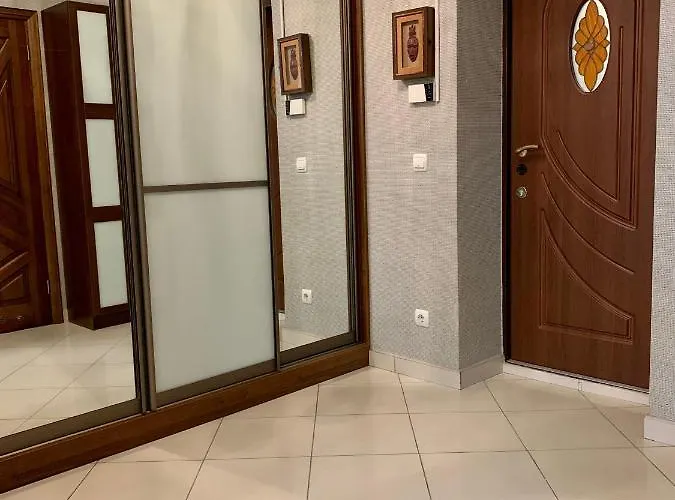 комфотна поруч з парком.