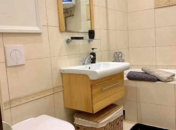 комфотна поруч з парком.