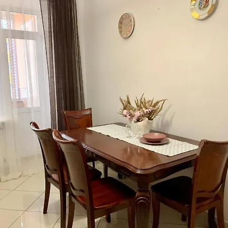 комфотна поруч з парком. Apartamento Lviv